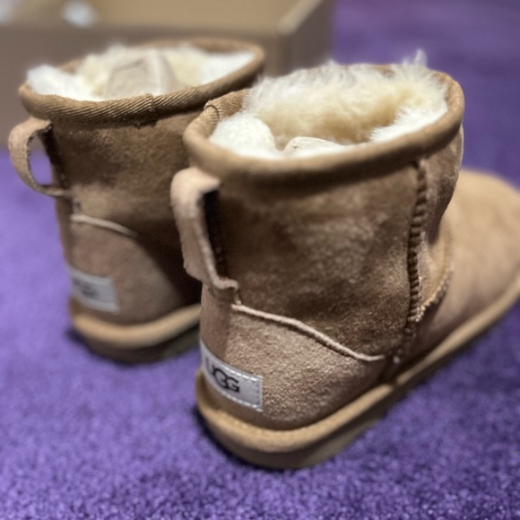 BRAND NEW‼️ UGG Kids Classic Mini ll (SIZE 4 GIRLS)
(COLOR CHESTNUT) main image 1